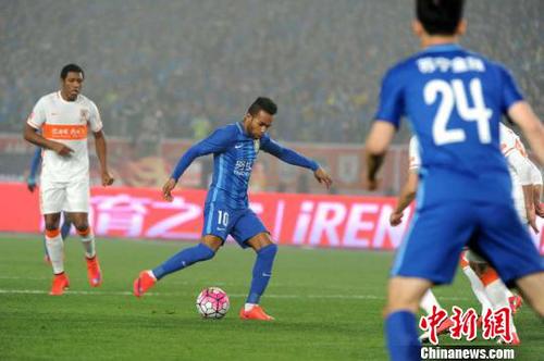 苏宁主场3-0击败鲁能获得开门红?！∈⒔?摄