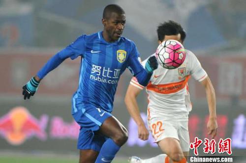 苏宁主场3-0击败鲁能获得开门红?！∈⒔?摄