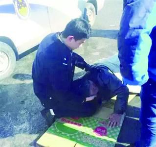 老人摔倒无法站起 巡逻警察跪地1小时当枕头
