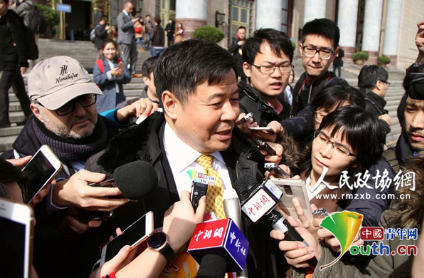 3月5日，十二届全国人大四次会议开幕后，全国政协委员、财政部副部长朱光耀接受记者采访。记者李延兵摄