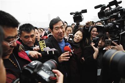 2016年3月3日，全国政协委员张国立被媒体团团围住。记者 侯少卿 摄