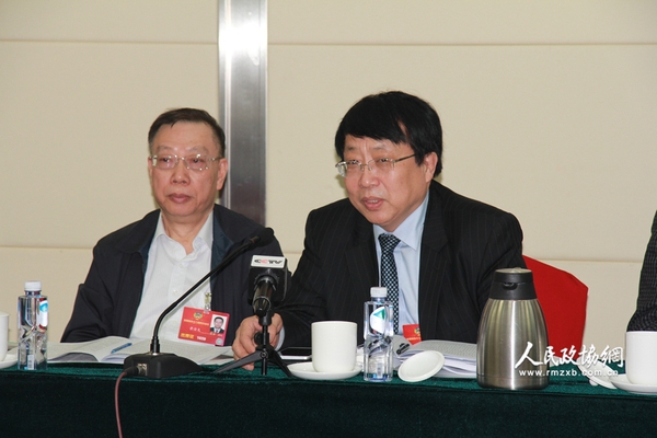 刘迎龙常委在小组讨论会上就儿科问题发言 刘迎龙常委在小组讨论会上就儿科问题发言