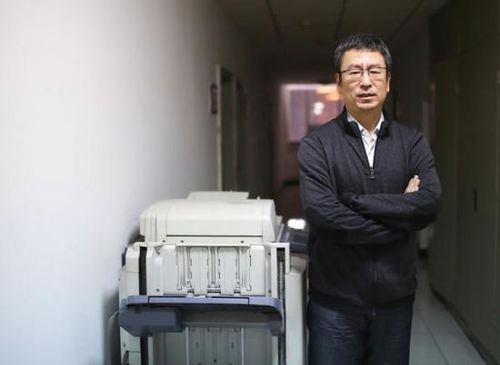 2016年3月5日，北京。全国政协委员、央视著名主持人白岩松接受澎湃新闻记者采访。