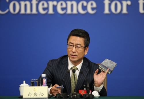 新华社照片，北京，2016年3月7日 
    政协委员谈绿色发展?；ど肪?    3月7日，全国政协十二届四次会议在北京梅地亚两会新闻中心召开记者会，邀请全国政协委员解振华、秦大河、吴晓青、胡存智、白岩松就全面节约和高效利用资源，推动低碳循环发展，加大环境整治力度特别是大气、水和土壤污染防治，加强生态?；ず托薷?，有序有度利用自然，促进生态环境质量总体改善等回答记者提问。这是白岩松委员在回答记者提问。
    新华社记者金立旺摄