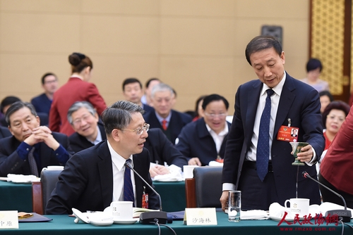 牛有成委员在作《理顺三个关系 接补“三农”短板》的发言时，为大家做的公道杯实验。记者姜贵东摄