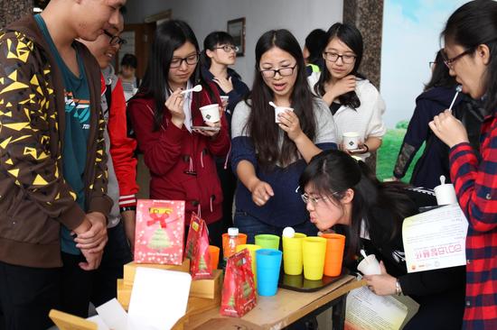 大学生公益社团在宣讲会现场摆摊展示项目