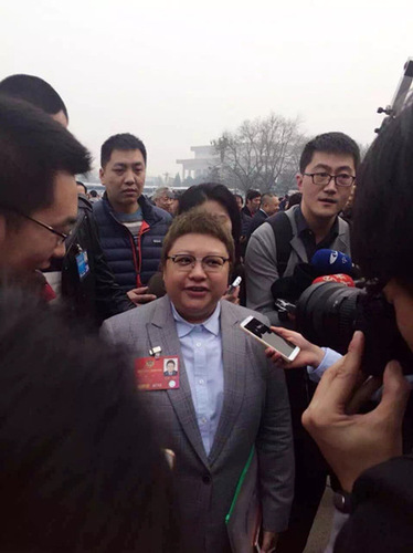 韩红接收记者采访