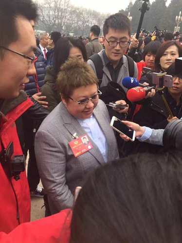 韩红还将视角投射到了网友们最关心的互联网影视作品审核制度