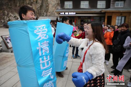 三八节丈夫甘做“出气筒” 请妻子解气