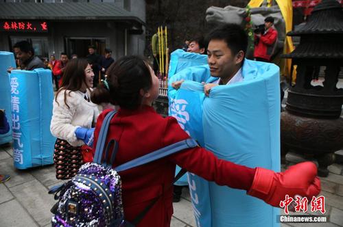 三八节丈夫甘做“出气筒” 请妻子解气