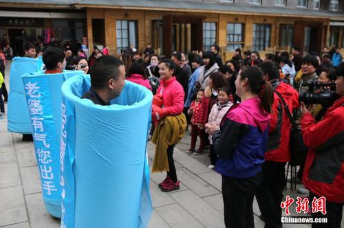 三八节丈夫甘做“出气筒” 请妻子解气