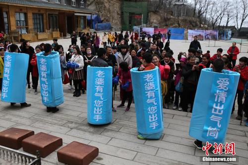 三八节丈夫甘做“出气筒” 请妻子解气