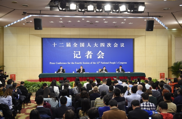 新华社照片，北京，2016年3月8日
    外交部长王毅就“中国的外交政策和对外关系”答记者问
    3月8日，十二届全国人大四次会议新闻中心举行记者会，邀请外交部部长王毅就“中国的外交政策和对外关系”的相关问题回答中外记者的提问。
    新华社记者陈益宸摄