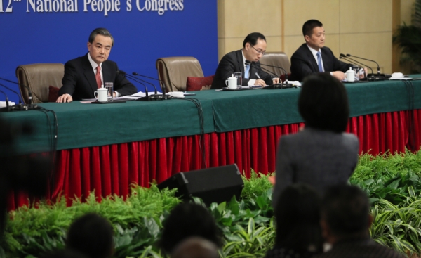 新华社照片，北京，2016年3月8日
    外交部长王毅就“中国的外交政策和对外关系”答记者问
    3月8日，十二届全国人大四次会议新闻中心举行记者会，邀请外交部部长王毅就“中国的外交政策和对外关系”的相关问题回答中外记者的提问。这是王毅倾听记者提问。
    新华社记者陈君清摄