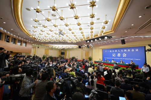 新华社照片，北京，2016年3月8日 
    卫计委主任李斌等就“实施全面两孩政策”答记者问
    3月8日，十二届全国人大四次会议新闻中心举行记者会，邀请国家卫生和计划生育委员会主任李斌、副主任马晓伟和副主任王培安就“实施全面两孩政策”的相关问题回答中外记者的提问。 
    新华社记者 李鑫 摄