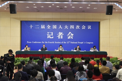 新华社照片，北京，2016年3月8日 
    卫计委主任李斌等就“实施全面两孩政策”答记者问
    3月8日，十二届全国人大四次会议新闻中心举行记者会，邀请国家卫生和计划生育委员会主任李斌、副主任马晓伟和副主任王培安就“实施全面两孩政策”的相关问题回答中外记者的提问。
     新华社记者 陈益宸 摄
