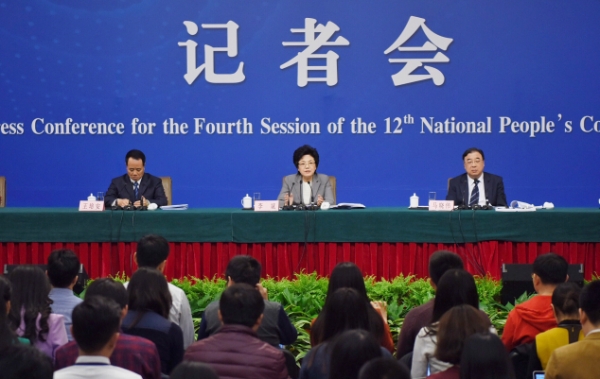 新华社照片，北京，2016年3月8日
    卫计委主任李斌等就“实施全面两孩政策”答记者问
    3月8日，十二届全国人大四次会议新闻中心举行记者会，邀请国家卫生和计划生育委员会主任李斌、副主任马晓伟和副主任王培安就“实施全面两孩政策”的相关问题回答中外记者的提问。
    新华社记者薛玉斌摄