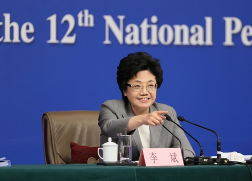 新华社照片，北京，2016年3月8日 
    卫计委主任李斌等就“实施全面两孩政策”答记者问
    3月8日，十二届全国人大四次会议新闻中心举行记者会，邀请国家卫生和计划生育委员会主任李斌、副主任马晓伟和副主任王培安就“实施全面两孩政策”的相关问题回答中外记者的提问。 
    新华社记者 陈君清 摄 