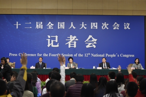 新华社照片，北京，2016年3月8日
    卫计委主任李斌等就“实施全面两孩政策”答记者问
    3月8日，十二届全国人大四次会议新闻中心举行记者会，邀请国家卫生和计划生育委员会主任李斌、副主任马晓伟和副主任王培安就“实施全面两孩政策”的相关问题回答中外记者的提问。
    新华社记者陈益宸摄