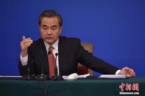 8日，十二届全国人大四次会议新闻中心举行记者会，邀请外交部部长王毅就“中国的外交政策和对外关系”的相关问题回答中外记者的提问。中新社记者 金硕 摄