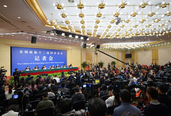 新华社照片，北京，2016年3月9日
    政协委员谈惠及民生共享发展
    3月9日，全国政协十二届四次会议在北京梅地亚两会新闻中心召开记者会，邀请全国政协委员黄洁夫、范小建、胡晓义、李卫红、刘长铭围绕保障和改善民生的重点任务，就特困人群精准帮扶、提高教育质量、促进就业创业和建立更加公平可持续的社会保障制度、深化医药卫生体制改革等问题回答记者提问。
    新华社记者李鑫摄