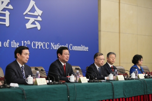 新华社照片，北京，2016年3月9日
    政协委员谈惠及民生共享发展
    3月9日，全国政协十二届四次会议在北京梅地亚两会新闻中心召开记者会，邀请全国政协委员黄洁夫、范小建、胡晓义、李卫红、刘长铭围绕保障和改善民生的重点任务，就特困人群精准帮扶、提高教育质量、促进就业创业和建立更加公平可持续的社会保障制度、深化医药卫生体制改革等问题回答记者提问。
    新华社记者陈君清摄