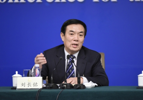 新华社照片，北京，2016年3月9日
    政协委员谈惠及民生共享发展
    3月9日，全国政协十二届四次会议在北京梅地亚两会新闻中心召开记者会，邀请全国政协委员黄洁夫、范小建、胡晓义、李卫红、刘长铭围绕保障和改善民生的重点任务，就特困人群精准帮扶、提高教育质量、促进就业创业和建立更加公平可持续的社会保障制度、深化医药卫生体制改革等问题回答记者提问。这是刘长铭委员回答记者提问。
    新华社记者陈益宸摄