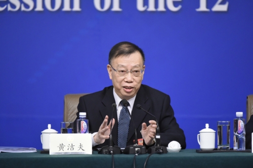 新华社照片，北京，2016年3月9日
    政协委员谈惠及民生共享发展
    3月9日，全国政协十二届四次会议在北京梅地亚两会新闻中心召开记者会，邀请全国政协委员黄洁夫、范小建、胡晓义、李卫红、刘长铭围绕保障和改善民生的重点任务，就特困人群精准帮扶、提高教育质量、促进就业创业和建立更加公平可持续的社会保障制度、深化医药卫生体制改革等问题回答记者提问。这是黄洁夫委员回答记者提问。
    新华社记者陈益宸摄