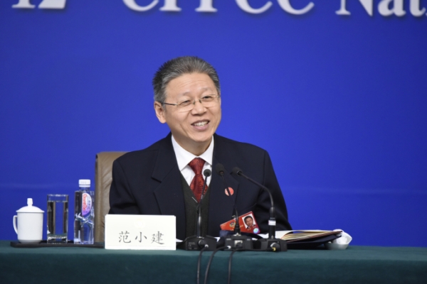 新华社照片，北京，2016年3月9日
    政协委员谈惠及民生共享发展
    3月9日，全国政协十二届四次会议在北京梅地亚两会新闻中心召开记者会，邀请全国政协委员黄洁夫、范小建、胡晓义、李卫红、刘长铭围绕保障和改善民生的重点任务，就特困人群精准帮扶、提高教育质量、促进就业创业和建立更加公平可持续的社会保障制度、深化医药卫生体制改革等问题回答记者提问。这是范小建委员回答记者提问。
    新华社记者陈益宸摄