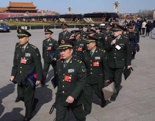 新华社照片，北京，2016年3月9日 
    十二届全国人大四次会议举行第二次全体会议 
    3月9日，十二届全国人大四次会议在北京人民大会堂举行第二次全体会议。这是解放军代表抵达天安门广场。 
    新华社记者张铖摄