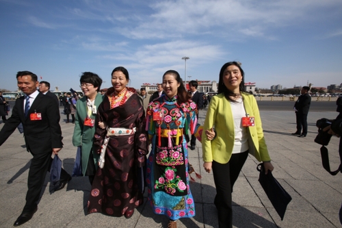 新华社照片，北京，2016年3月9日
    十二届全国人大四次会议举行第二次全体会议
    3月9日，十二届全国人大四次会议在北京人民大会堂举行第二次全体会议。这是代表走向人民大会堂。
    新华社记者张铖摄