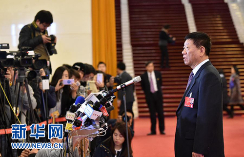 3月9日，十二届全国人大四次会议在北京人民大会堂举行第二次全体会议。这是会前，人力资源和社会保障部部长尹蔚民接受媒体记者采访。 新华社记者 赵颖全 摄