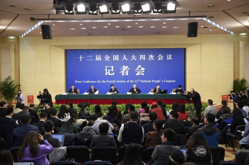 新华社照片，北京，2016年3月10日 
    “人大立法工作”记者会
    3月10日，十二届全国人大四次会议新闻中心在北京梅地亚中心举行记者会，邀请全国人大内司委副主任委员王胜明、全国人大财经委副主任委员乌日图、全国人大环资委副主任委员袁驷、全国人大常委会法工委副主任郑淑娜就“人大立法工作”的相关问题回答中外记者的提问。 
    新华社记者陈益宸摄