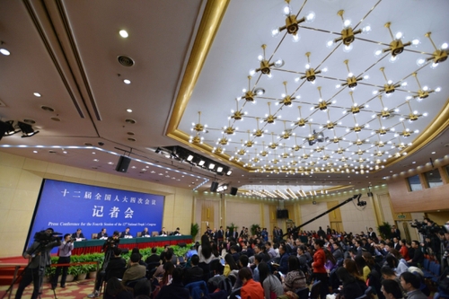 新华社照片，北京，2016年3月10日 
    “人大立法工作”记者会
    3月10日，十二届全国人大四次会议新闻中心在北京梅地亚中心举行记者会，邀请全国人大内司委副主任委员王胜明、全国人大财经委副主任委员乌日图、全国人大环资委副主任委员袁驷、全国人大常委会法工委副主任郑淑娜就“人大立法工作”的相关问题回答中外记者的提问。 
    新华社记者李任滋摄