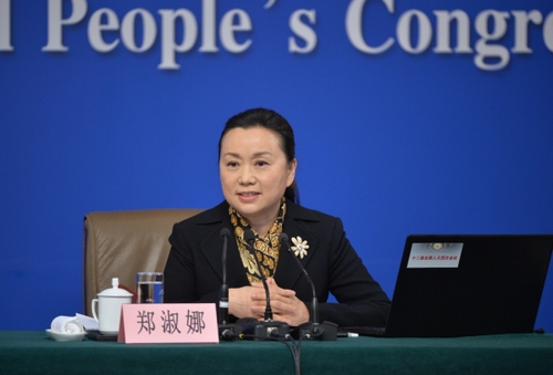 新华社照片，北京，2016年3月10日 
    “人大立法工作”记者会
    3月10日，十二届全国人大四次会议新闻中心在北京梅地亚中心举行记者会，邀请全国人大内司委副主任委员王胜明、全国人大财经委副主任委员乌日图、全国人大环资委副主任委员袁驷、全国人大常委会法工委副主任郑淑娜就“人大立法工作”的相关问题回答中外记者的提问。这是郑淑娜在回答记者提问。 
    新华社记者李鑫摄