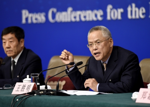 新华社照片，北京，2016年3月10日 
    “人大立法工作”记者会
    3月10日，十二届全国人大四次会议新闻中心在北京梅地亚中心举行记者会，邀请全国人大内司委副主任委员王胜明、全国人大财经委副主任委员乌日图、全国人大环资委副主任委员袁驷、全国人大常委会法工委副主任郑淑娜就“人大立法工作”的相关问题回答中外记者的提问。这是王胜明在回答记者提问。
    新华社记者陈益宸摄