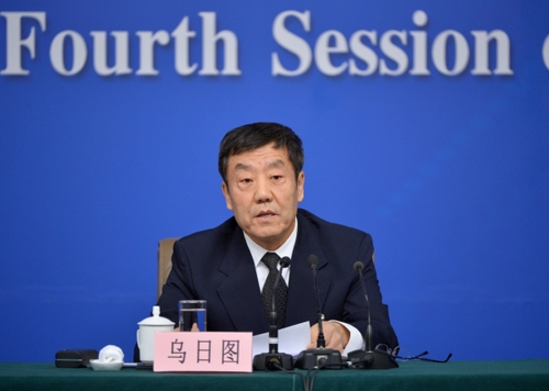 新华社照片，北京，2016年3月10日 
    “人大立法工作”记者会
    3月10日，十二届全国人大四次会议新闻中心在北京梅地亚中心举行记者会，邀请全国人大内司委副主任委员王胜明、全国人大财经委副主任委员乌日图、全国人大环资委副主任委员袁驷、全国人大常委会法工委副主任郑淑娜就“人大立法工作”的相关问题回答中外记者的提问。这是乌日图回答记者提问。 
    新华社记者李鑫摄