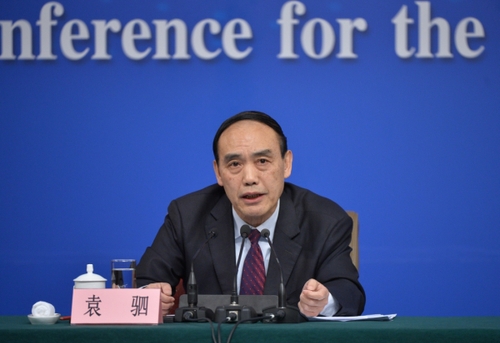 新华社照片，北京，2016年3月10日 
    “人大立法工作”记者会
    3月10日，十二届全国人大四次会议新闻中心在北京梅地亚中心举行记者会，邀请全国人大内司委副主任委员王胜明、全国人大财经委副主任委员乌日图、全国人大环资委副主任委员袁驷、全国人大常委会法工委副主任郑淑娜就“人大立法工作”的相关问题回答中外记者的提问。这是袁驷回答记者提问。 
    新华社记者李鑫摄