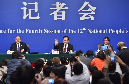 新华社照片，北京，2016年3月10日
    科技部长万钢等就“科技创新发展”答记者问
    3月10日，十二届全国人大四次会议新闻中心举行记者会，邀请科技部部长万钢、中国科技大学常务副校长潘建伟、浙江省科技厅厅长周国辉就“科技创新发展”的相关问题回答中外记者的提问。
    新华社记者李鑫摄