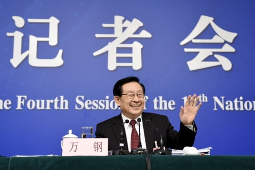 新华社照片，北京，2016年3月10日
    科技部长万钢等就“科技创新发展”答记者问
    3月10日，十二届全国人大四次会议新闻中心举行记者会，邀请科技部部长万钢、中国科技大学常务副校长潘建伟、浙江省科技厅厅长周国辉就“科技创新发展”的相关问题回答中外记者的提问。
    新华社记者陈益宸摄
