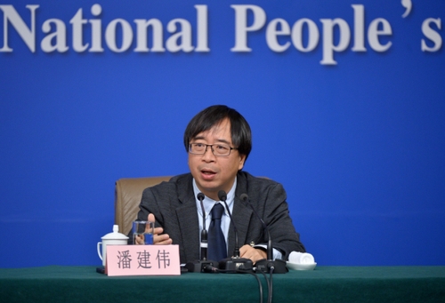 新华社照片，北京，2016年3月10日
    科技部长万钢等就“科技创新发展”答记者问
    3月10日，十二届全国人大四次会议新闻中心举行记者会，邀请科技部部长万钢、中国科技大学常务副校长潘建伟、浙江省科技厅厅长周国辉就“科技创新发展”的相关问题回答中外记者的提问。这是潘建伟在回答记者提问。
    新华社记者李鑫摄