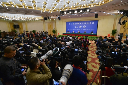 新华社照片，北京，2016年3月10日
    科技部长万钢等就“科技创新发展”答记者问
    3月10日，十二届全国人大四次会议新闻中心举行记者会，邀请科技部部长万钢、中国科技大学常务副校长潘建伟、浙江省科技厅厅长周国辉就“科技创新发展”的相关问题回答中外记者的提问。
    新华社记者李任滋摄