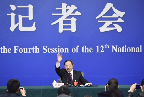 新华社照片，北京，2016年3月10日 
    教育部长袁贵仁答记者问
    3月10日，十二届全国人大四次会议新闻中心举行记者会，邀请教育部部长袁贵仁就“教育改革和发展”的相关问题回答中外记者的提问。这是袁贵仁向记者挥手致意。
    新华社记者 陈益宸 摄