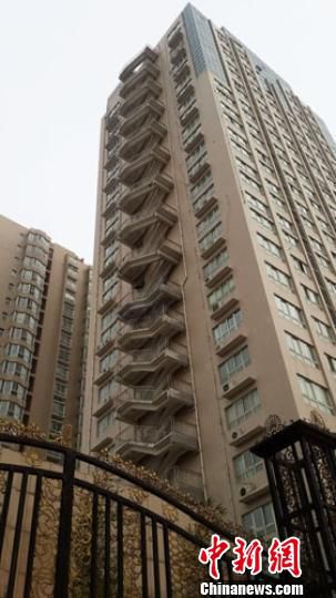 郑州19层高楼外挂楼梯消防部门称符合规定(图)