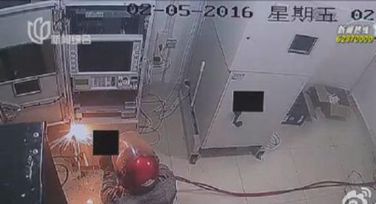 赵某用电焊工具割开了一ATM机，被当场抓获。