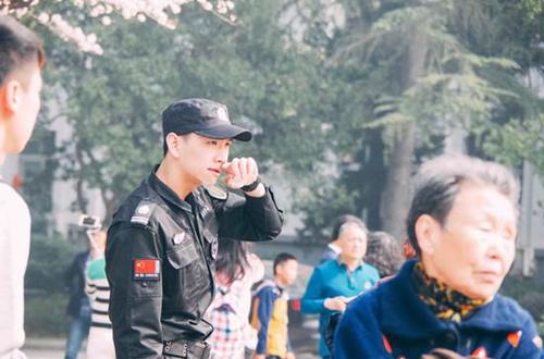 武大樱花节走红保安