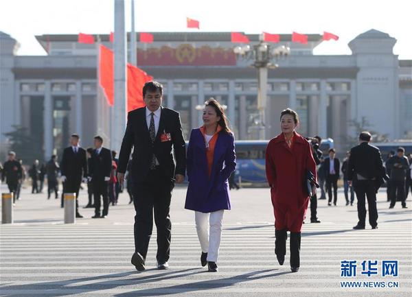 全国政协十二届四次会议举行第三次全体会议