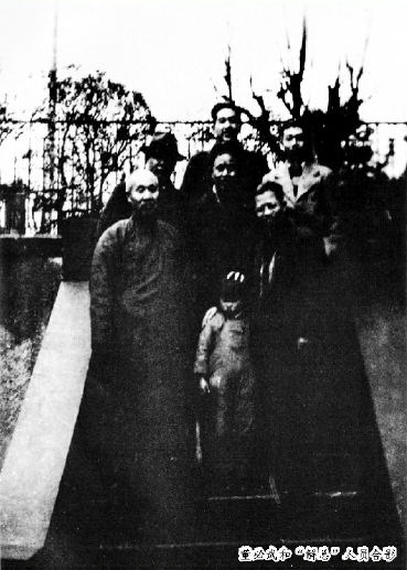 董必武和“解总”人员合影 董必武和“解总”人员合影