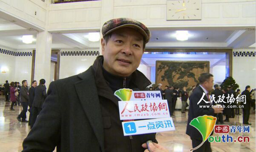 全国政协委员濮存昕接受采访。 记者 晋凯摄