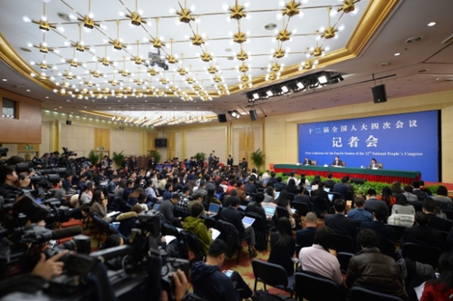 新华社照片，北京，2016年3月11日
    环保部长陈吉宁答记者问
    3月11日，十二届全国人大四次会议新闻中心举行记者会，邀请环境?；げ坎砍こ录汀凹忧可肪潮；ぁ钡南喙匚侍饣卮鹬型饧钦叩奶嵛省?    新华社记者 李鑫 摄